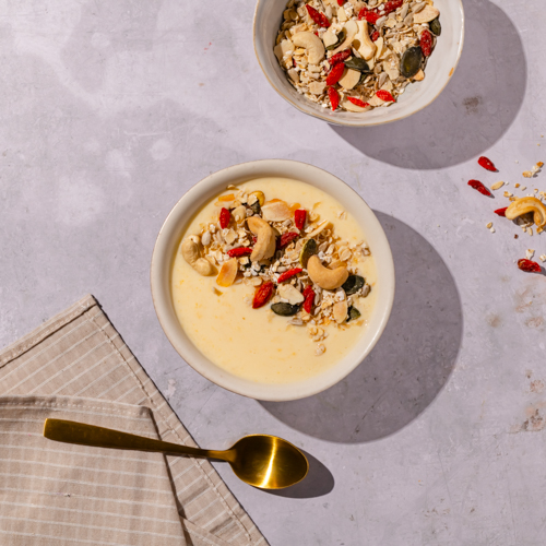 Brzoskwiniowy jogurt z domowym muesli (może zawierać pestkę)