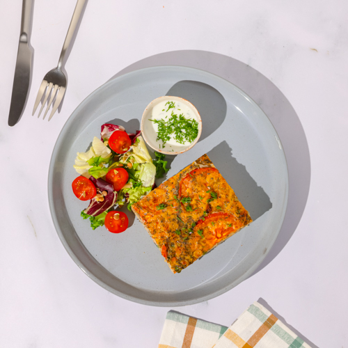 Omlet "Caprese" z sosem jogurtowo-bazyliowym 