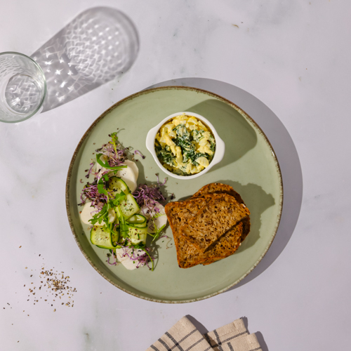 Pasta jajeczna z jarmużem i chlebem bezglutenowym