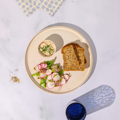 Pasta twarogowa bez laktozy ze słonecznikiem, chlebem bezglutenowym i warzywami