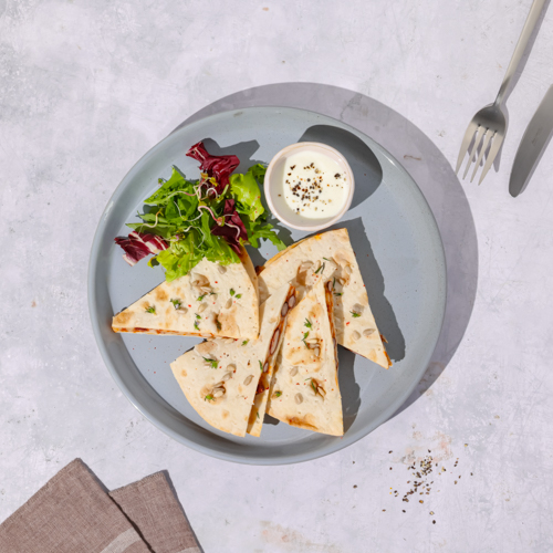Quesadilla wegetariańska z sosem czosnkowym