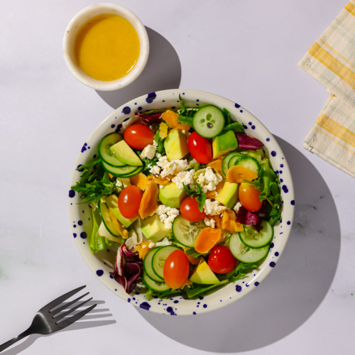 Sałatka z awokado, indykiem, pomidorkami, ogórkiem i limonkowym winegretem