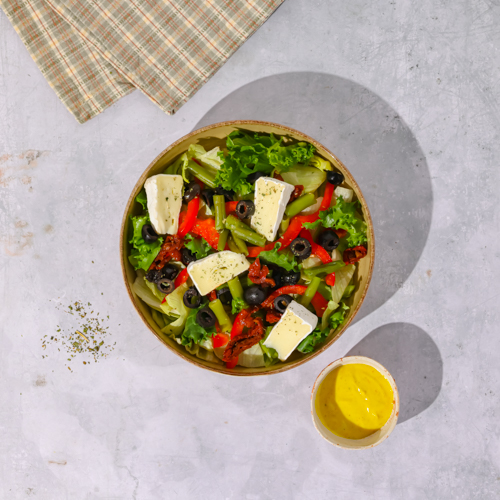 Sałatka z serem camembert bez laktozy, oliwkami i fasolką szparagową