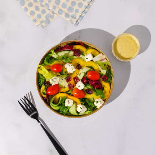 Sałatka z wegańską mozzarellą, białą rzodkwią, papryką i sosem winegret