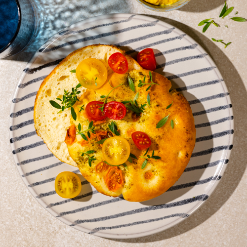 Foccacia z pesto i pomidorami z pastą fasolowo-orzechową