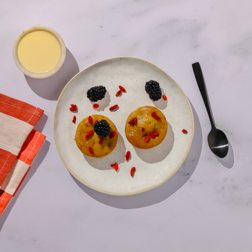 Wegańskie muffiny bananowe z jogurtem z marakują i winogronami