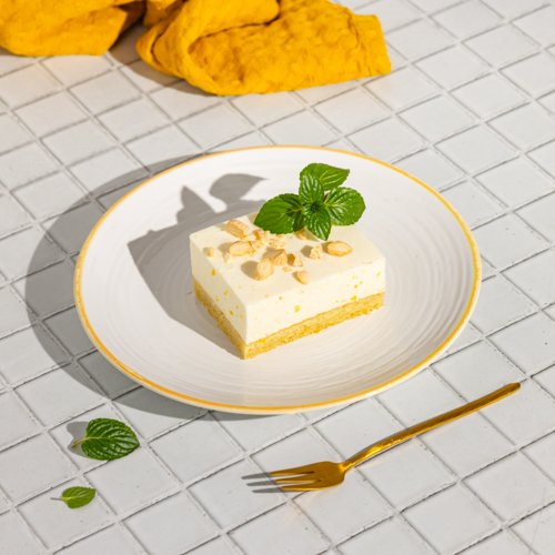 Brzoskwiniowy sernik na spodzie migdałowo-owsianym (może zawierać pestkę)