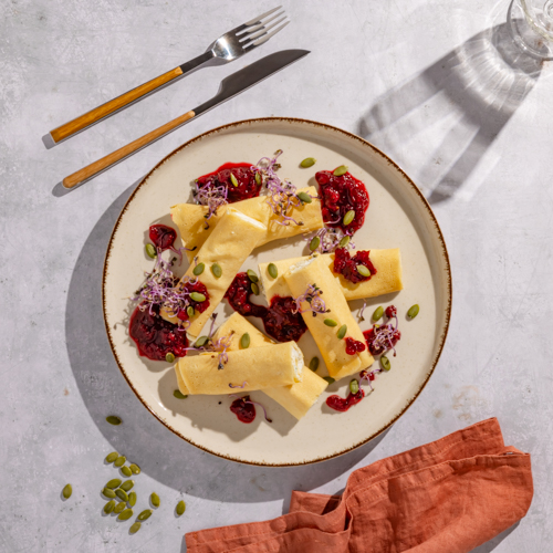 Naleśniki z mąką gryczaną, wytrawnym farszem twarogowym i konfiturą cebulową