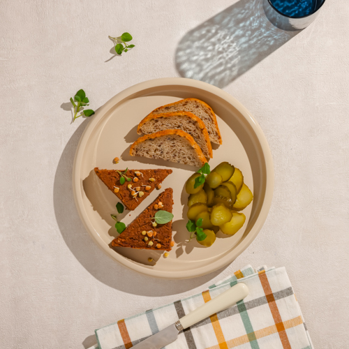 Pasztet warzywny z orzechami, ogórkiem kiszonym i chlebem żytnim (może zawierać pestkę)