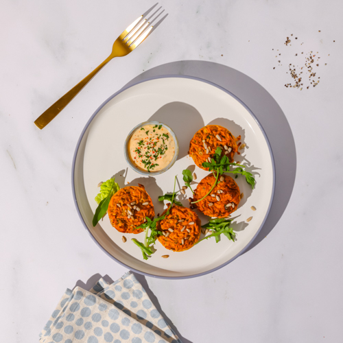 Placki warzywno-serowe z sosem jogurtowym