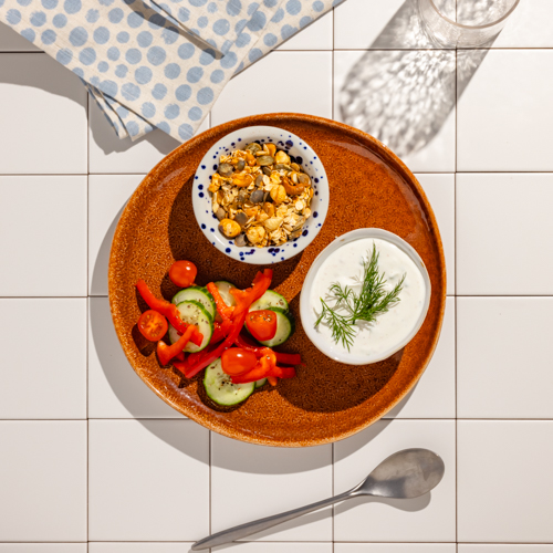 Serek naturalny ze szczypiorkiem, wytrawnym muesli i słupkami warzyw