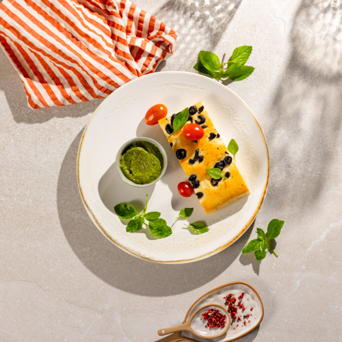 Foccacia po prowansalsku z oliwkami, bazyliowym pesto i mozzarellą