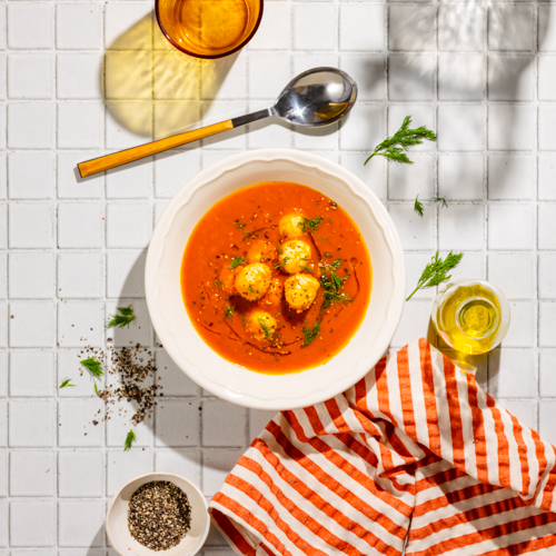 Krem z pomidorów i marchewki z mozzarellą