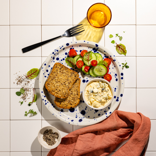 Pasta jajeczna z oliwkami z pieczywem i warzywami