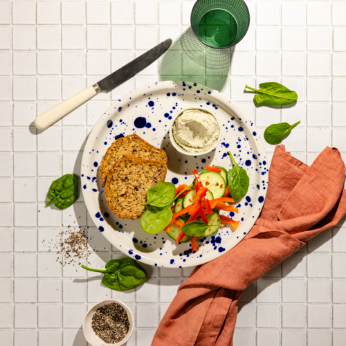 Pasta z tofu i nori z pieczywem owsianym i warzywami