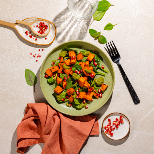 Pieczony batat z zielonym pesto i granatem
