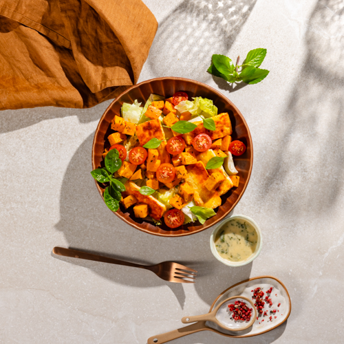 Sałatka z pieczonym batatem, grillowanym halloumi, pomidorkami i sosem Satay