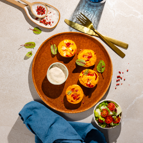 Śniadaniowe omleciki z batatem i fetą z sosem piknikowym