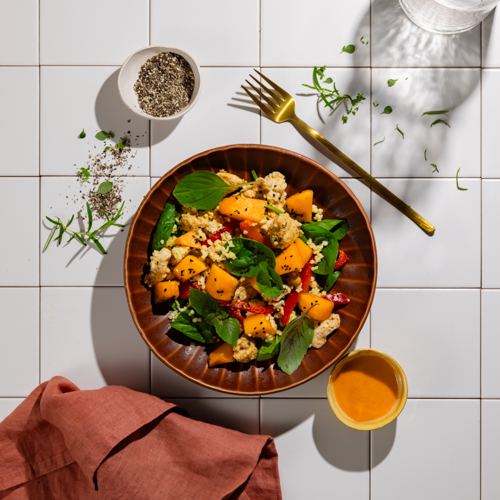 Bowl z indykiem, kaszą jaglaną, melonem, papryką i szpinakiem