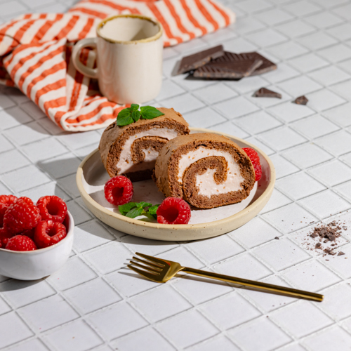 Kakaowa rolada z kremem malinowym bez laktozy