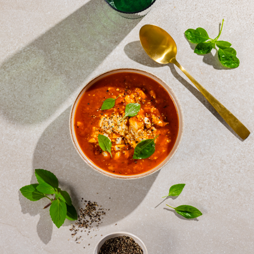 Krem z pomidorów z kurczakiem i serem pleśniowym