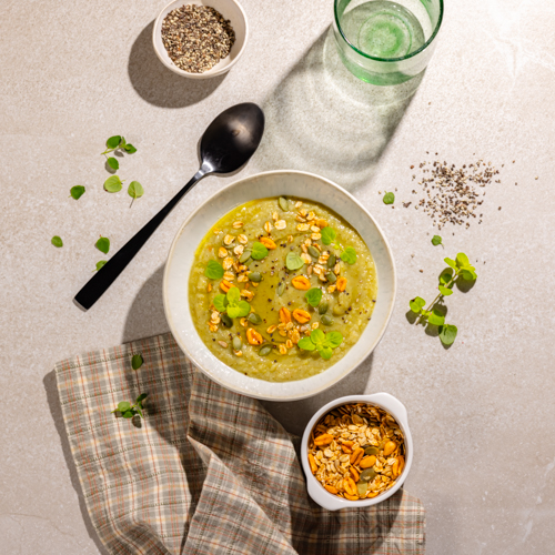 Bazyliowy krem z bobu i pietruszki z wytrawnym muesli