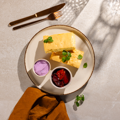 Biszkopt pełnoziarnisty z porzeczkowym twarożkiem i pieczoną śliwką (może zawierać pestkę)