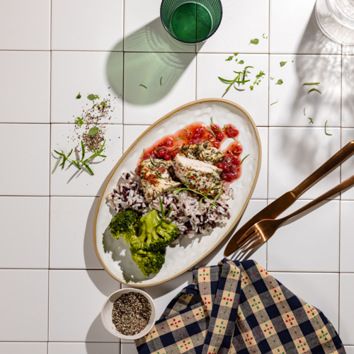 Filet drobiowy w sosie porzeczkowym z rozmarynem, biało-czarnym ryżem i brokułem