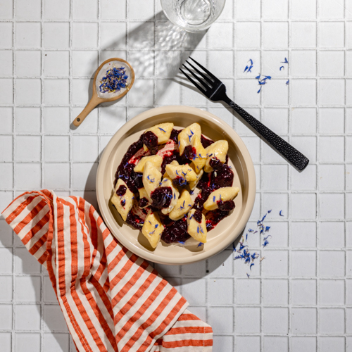 Kluski leniwe bez laktozy z musem z agrestem i jeżyną (może zawierać pestkę)