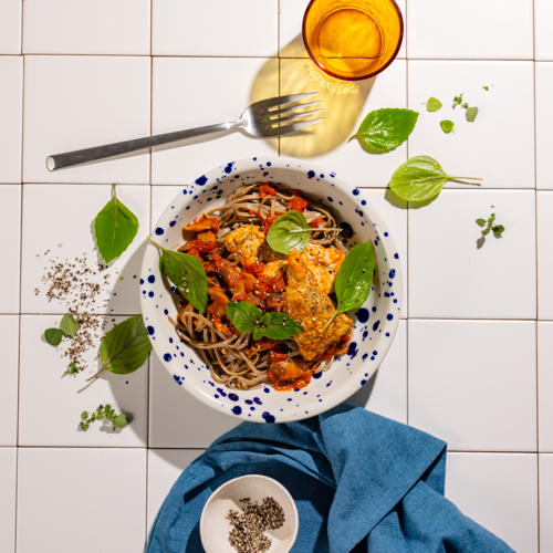 Makaron gryczany w sosie pieczarkowo-pomidorowym z dorszem w panierce serowej