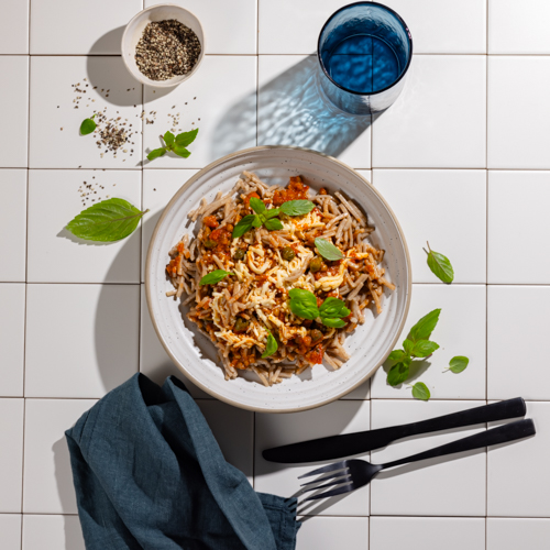 Makaron żytni z sosem vegebolognese i mozzarellą