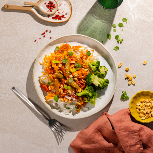 Orzechowy indyk po tajsku z makaronem ryżowym i orzechami arachidowymi