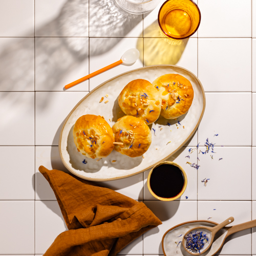 Owsiane bułeczki z brzoskwinią i musem jagodowym (może zawierać pestkę)