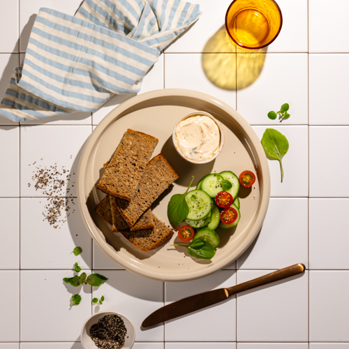 Pasta twarogowa z ogórkiem, pomidorkami i pieczywem żytnim