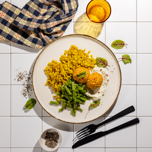 Pulpeciki z indyka w sosie z pieczonych warzyw z kaszą gryczaną i fasolką szparagową