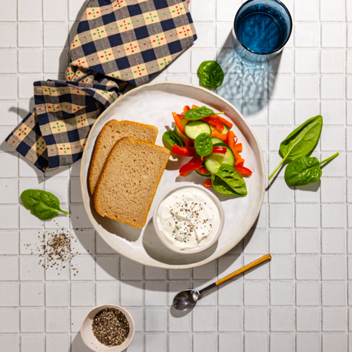 Serek naturalny ze szczypiorkiem z pieczywem żytnim i słupkami warzyw