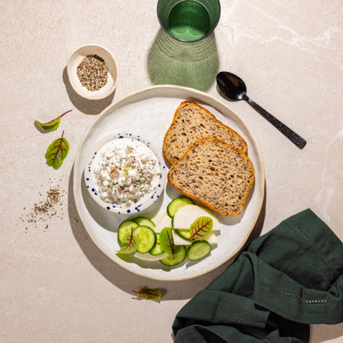 Serek wiejski ze szczypiorkiem, prażonym słonecznikiem i pieczywem żytnim