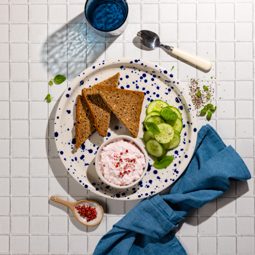 Wiosenny twarożek z rzodkiewką i pieczywem żytnim