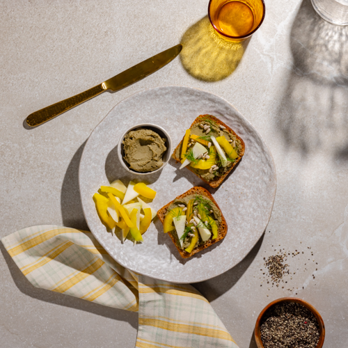 Bazyliowa pasta z nasion słonecznika z pieczywem orkiszowym 