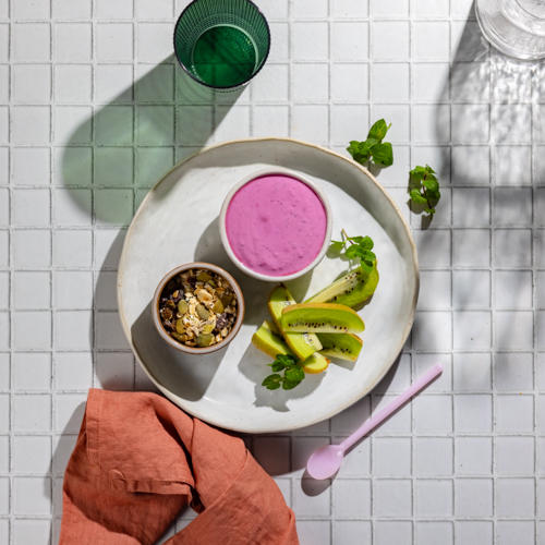 Deser sernikowy z owocami leśnymi, muesli i mango