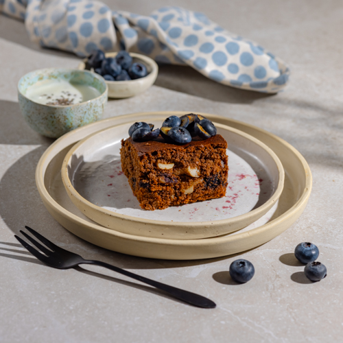 Kakaowe ciasto z borówkami, orzechami i cytrynowym jogurtem z chia 