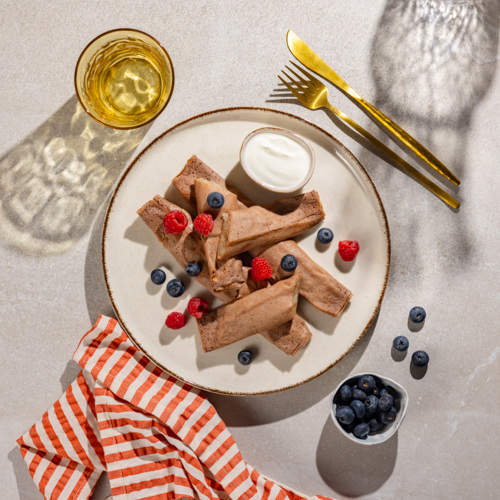 Kakaowe naleśniki z jabłkiem i miodowym serkiem bez laktozy