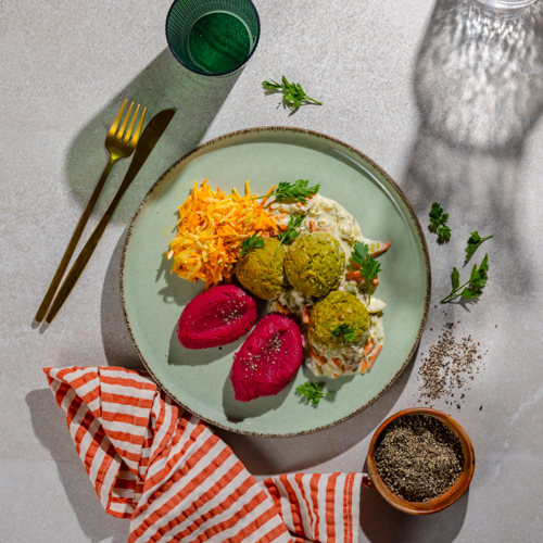 Klopsiki z bobu w sosie koperkowym z puree buraczanym i surówką