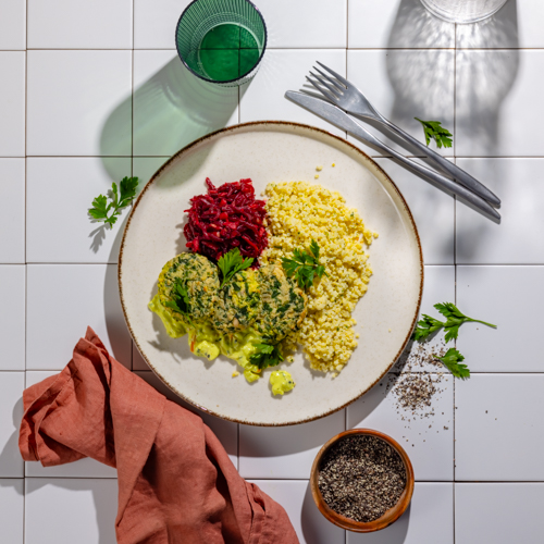 Kotlet z fasoli i szpinaku z kaszą jaglaną z natką pietruszki i surówką z buraka