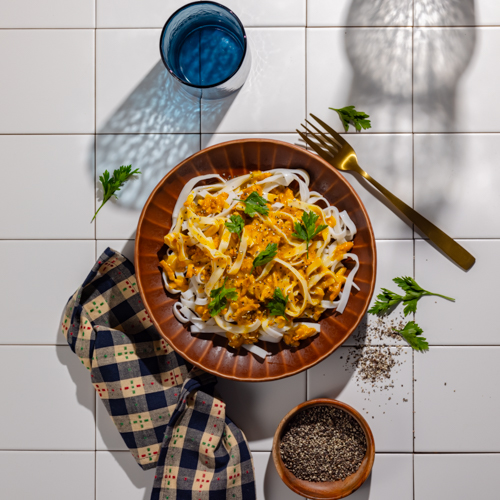 Makaron ryżowy z sosem z pieczonych warzyw i vegeboczkiem z tofu