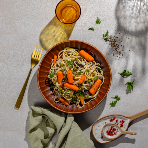 Makaron spaghetti z sosem grzybowym z zielonym groszkiem i wegańskim serem