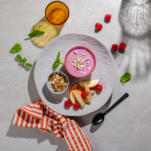 Muesli z jogurtem z owoców leśnych i morwą białą z jabłkiem (może zawierać pestkę)