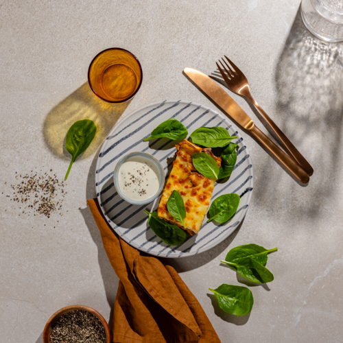 Musaka z soczewicą, batatem i sosem farmerskim