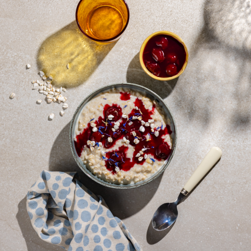 Owsianka z chałwą i konfiturą wiśniową (może zawierać pestkę)