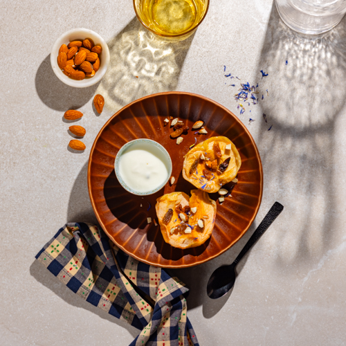 Pieczone jabłko z jogurtem waniliowym i rodzynkami